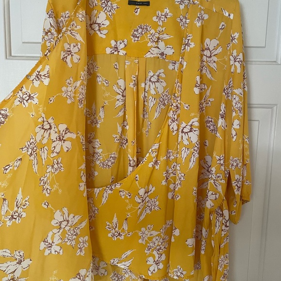 West Kei floral wrap top - Picture 3 of 6